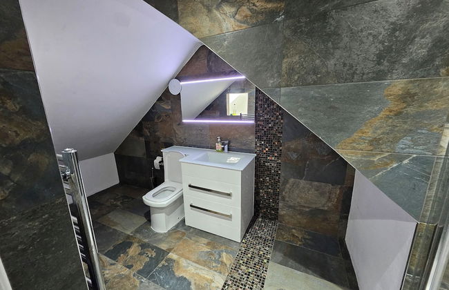 SnoozeDen Westmead – Windsor Castle & Legoland - Foto 39