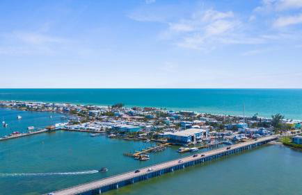 NEW! Manatee Dreams, Pool & Boat Slip, Min to AMI! - Foto 3