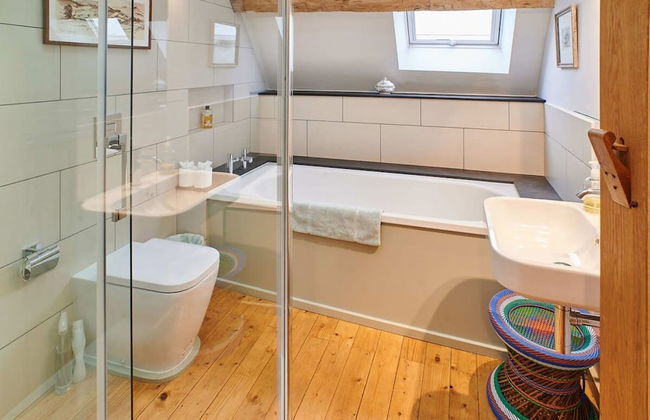 Host Stay Penrheol Farmhouse - Photo 17