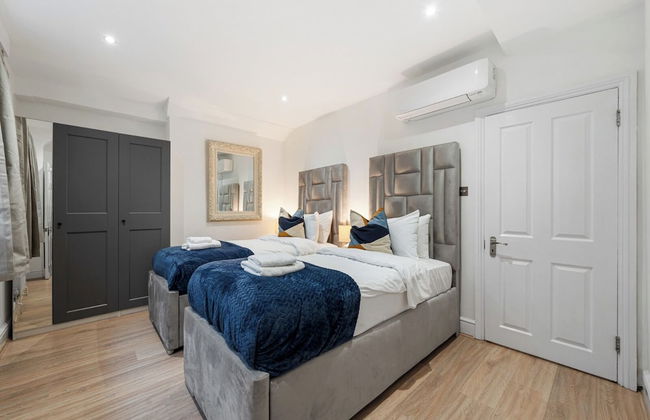 The Hertford Boutique - Photo 2