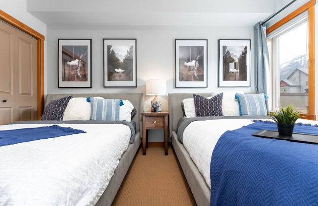 SPACIOUS 3-Br Luxury Condo | HEATED Pool + 3 Hot Tubs | Pool Table | Hm Theatre - Photo 7