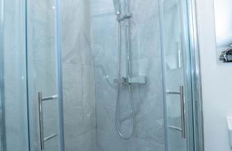 Entire Modern Home with Private Parking for 6/8 Persons - Photo 39