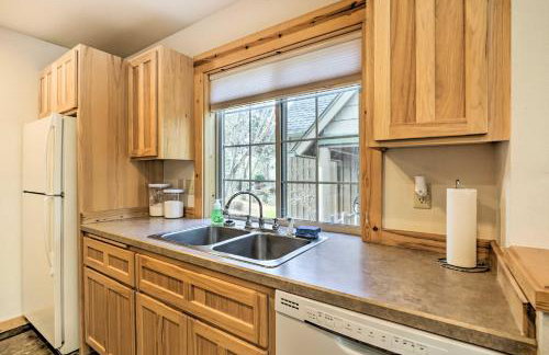 Chalet at Running Y Resort with Wraparound Deck! - Foto 9