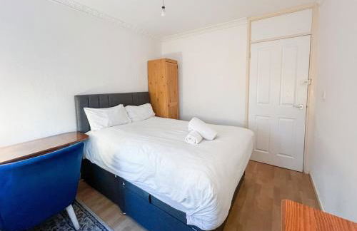 5 Bed Townhouse with Garden & Parking by BrumStay UK - Foto 35