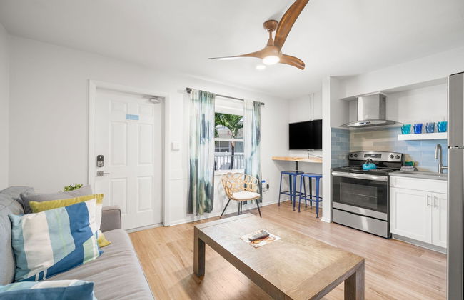 New! Modern King Suite Steps to the Beach! - Foto 2