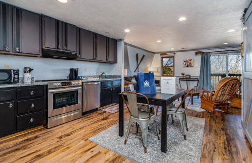 Lake Front King Suite: Full Kitchen-Lakefront Deck- Shared Hot Tub - Foto 1