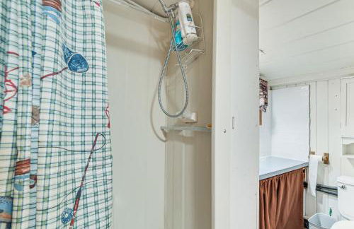 Rustic Michigan Lakeside Cabin with Private Dock! - Foto 15