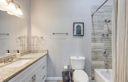 Walk to Parks and Dining Pet-Friendly Home with Yard! - Foto 14