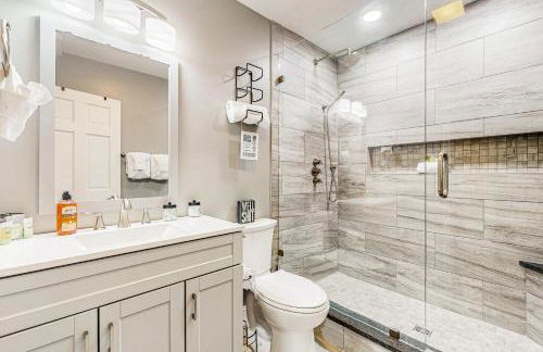 Lakefront Cabin Sleeps 14 - 2 Level Dock - Sun Deck - Foto 14