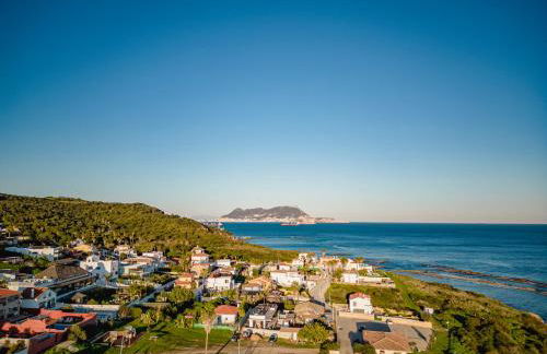 Recién renovada! Exclusiva villa de madera con piscina y vistas al mar - Foto 41