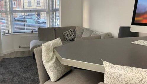 Modern 1 bedroom flat with patio garden & parking - Foto 5