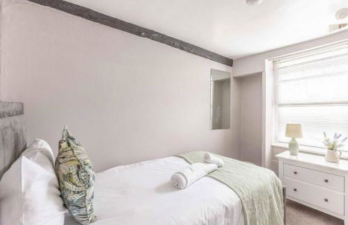 Charming 3BR Cottage Near Windsor and Sights - By Tempstay - Foto 7