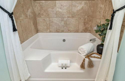 Beautiful Pet Friendly Home! Tropical Pool, Optional Golf Cart & Pool Heat, Minutes to Beach - Foto 28