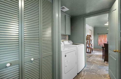 Creekside Haven with Pool and Firepit - Foto 59