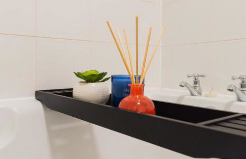 Spacious 5 Bedroom House Sleeps 9 with Parking - Foto 22