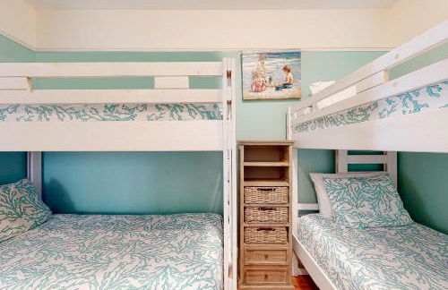 Charleston-style cottage w/ lovely decks, steps to the beach & pools - Foto 19