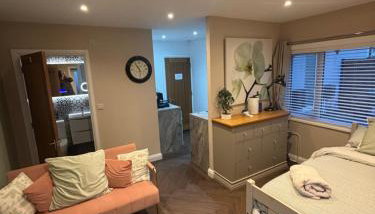 1 double bed studio with private access and parking - Photo 1