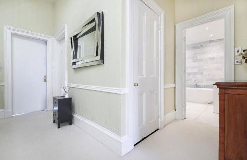 Extravagant 6 Bed Victorian Townhouse with Hot Tub - Photo 61