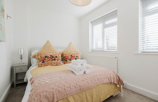 Corner House - Bright 2BD in Cheltenham - Photo 10