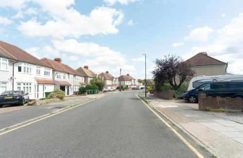 Spacious 4 Bed House Free Parking Near Station - Pass the Keys - Foto 37