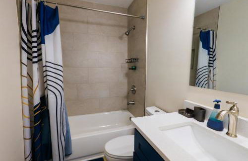 The Crestwood - 3BR Home with Parking - Near Atlanta and Stone Mountain - Photo 3