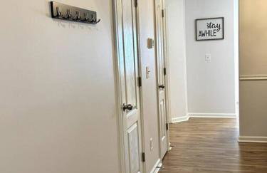 Bright Spacious Renovated Home Master on Main - Foto 49