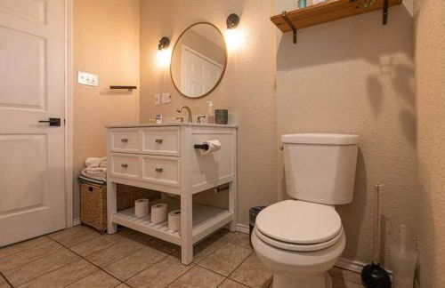 Escape to a Restored 1920s East Waco Bungalow - Photo 20