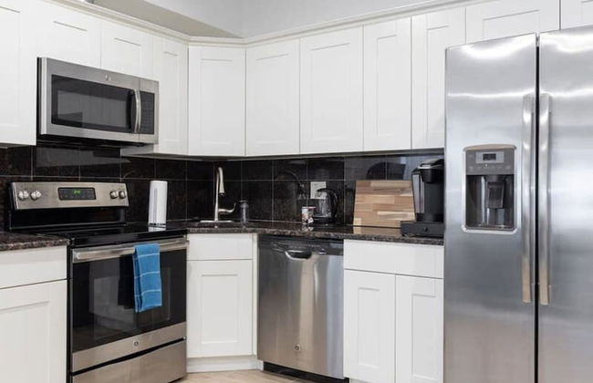 Cherry Suites 2BR Apt w W D Arcade Machine - Foto 20