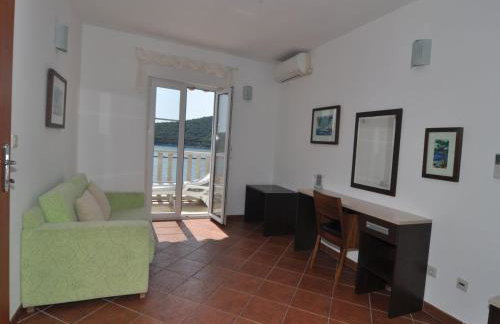 Holiday home Marina- beachfront, sea view and free parking - Photo 25