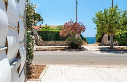 Luxury Seafront Villa with Rooftop Pool & Stunning Sea Views - Foto 33