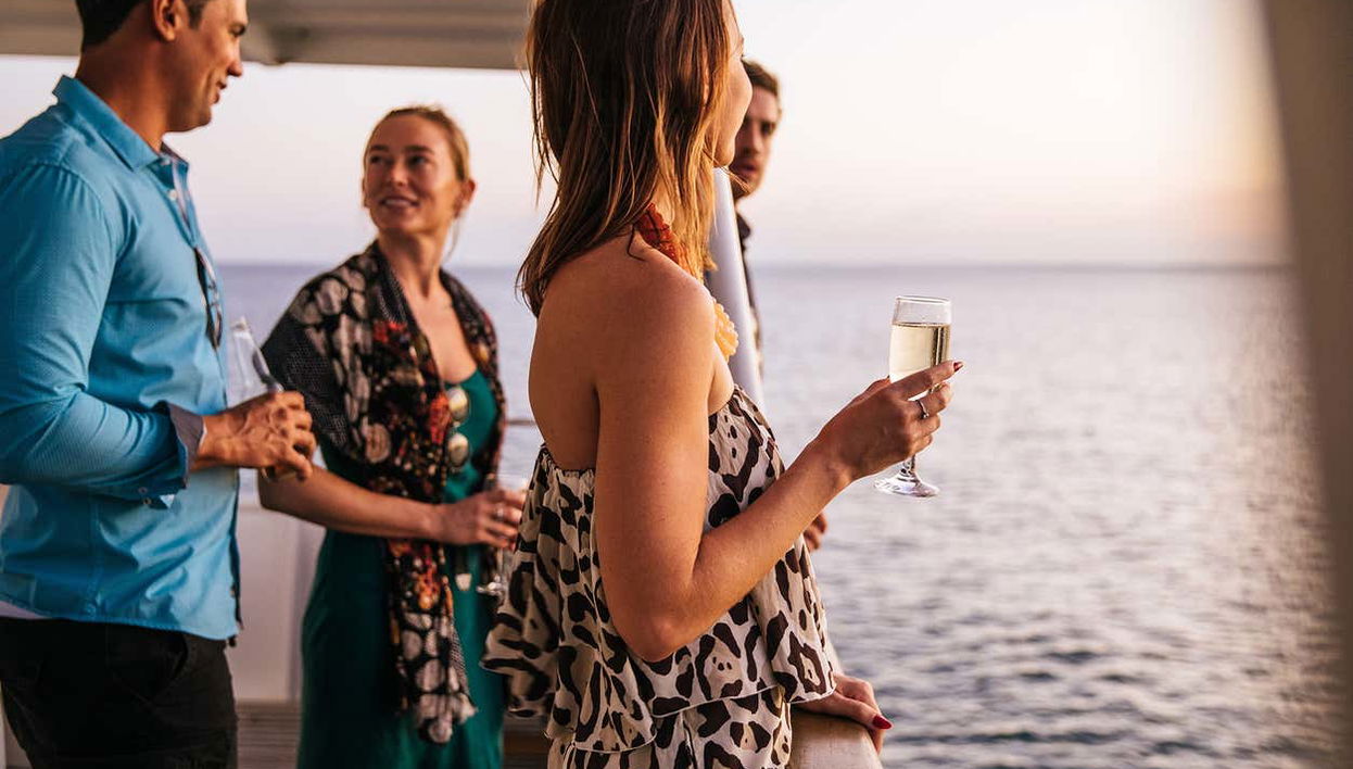 Charles Darwin Sunset Cruise - Foto 1