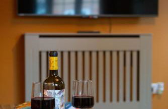 Central 3-Bedroom House Sleeps 5 with Parking - Foto 16