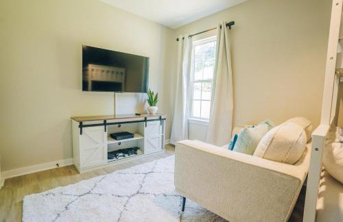 City Retreat - 4 Bedroom Oasis with King & Private Yard near Downtown - Foto 23