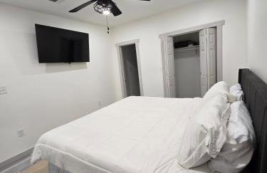 Modern B&W Coastal Retreat 2BR 2BA and Laundry - Foto 25