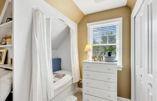 Stay 1 Block from Ocean at 7-Bed Retreat with Yard, Deck and Game Room, Host Up to 22 Across 16 Beds, Gas Fireplace, Gas Grill, Ample Parking, Walk to Menauhant Beach, Perfect for Family Getaway, 24 Hr Hospitality - Foto 46