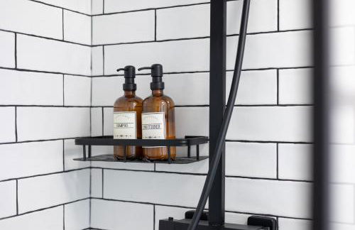 Extravagant 6 Bed Victorian Townhouse with Hot Tub - Photo 13