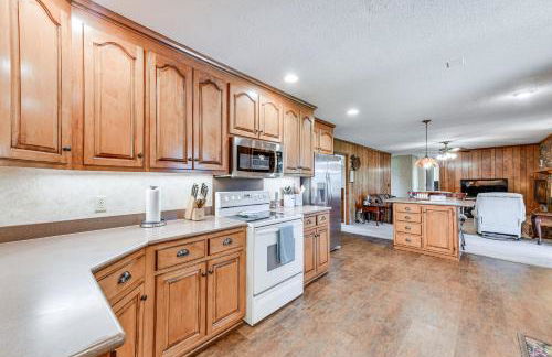 Spacious Mount Pleasant Home with Grill and Yard! - Foto 6