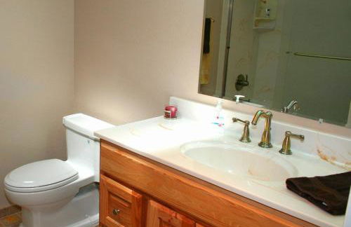 Lily Pad - Hot Tub! Private Dock! BBQ! Game Room! Walk to Town!! Fast WiFi!! Dog Friendly! - Foto 18