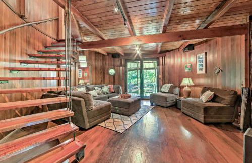 Tropical Cabana with Deck, Hot Tub and Lush Scenery! - Photo 1