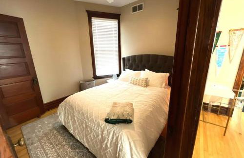 Irving Park updated vintage top unit 2-flat - Photo 5