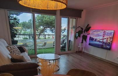 SeaHomes Vacations - Seafront Mediterranean Ap & PKG - Foto 25