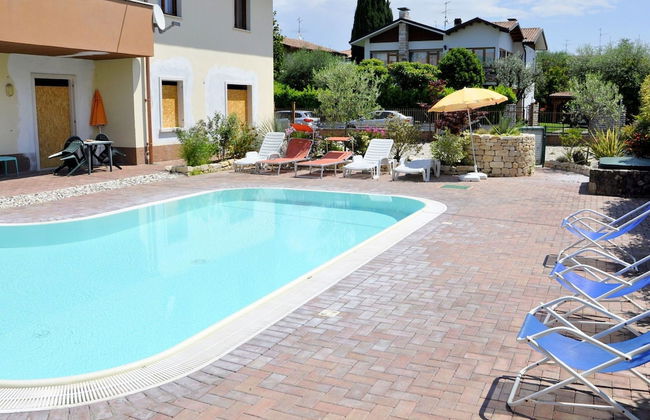 Spacious Apartment With Garden - Photo 17