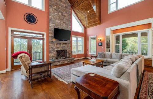 Riverbend Lodge Spacious Riverfront Home with Hot Tub Pool & Mountain view - Foto 21