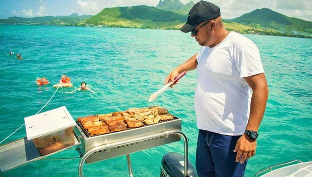 Profitez d'un barbecue à bord