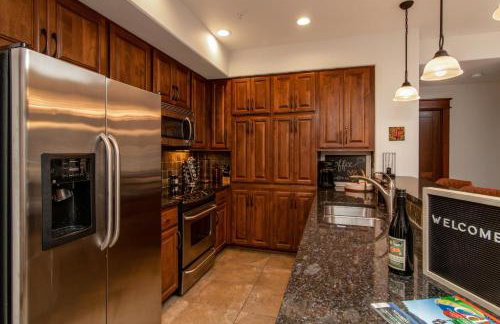 Modern Riverstone Condo with Grand Deck - Steps to Shops, Restaurants, Trails and River - Foto 18