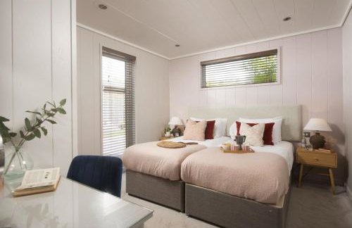 Blackbird Lodge, Strawberryfield Park - Free Parking, Hot tub, pets allowed - Photo 2