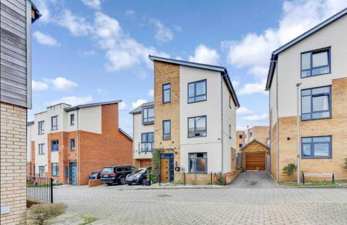 Upscale 3 Bedroom 3 Bathroom Detached House - Central Location - Free Driveway Parking, 75'' Smart TV, Fast WiFi and Snug Room by Yoko Property - Foto 23