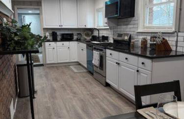 Newly Renovated Gem Fenced Backyard 2 Full Baths - Foto 18