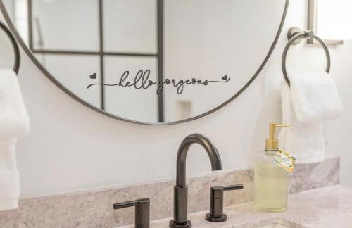 Couples Retreat with Hot Tub, Beach Cruisers, Spa Bath - Foto 33