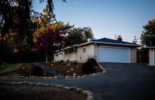 Pool! Quite, Private, remodeled home on the hill - Foto 9